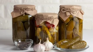 Нужно ли укутывать банки с маринованными огурцами: хозяйкам дали четкий ответ, ошибались многие – рецепт из СССР