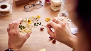 Клумбы из покрышек – прошлый век: берем стеклянные банки и получаем роскошный декор за копейки