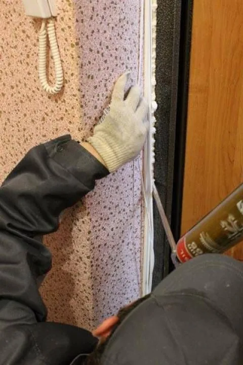 Полиуретановой пеной заполняются монтажные зазоры