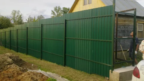 Как построить забор из профлиста своими руками: пошаговая инструкция и важные нюансы