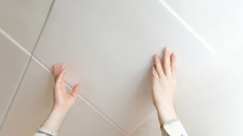 Как приклеить потолочную плитку за несколько секунд