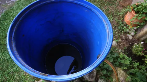 Шланг больше не вылетает из бочки при наборе воды: 4 простых лайфхака
