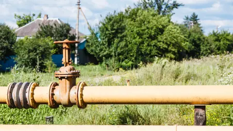 Газовая труба соседей проходит через ваш участок: когда можно требовать ее перенести