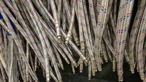 Как выбрать гибкую подводку в магазине, чтобы потом не заливало соседей: советы эксперта