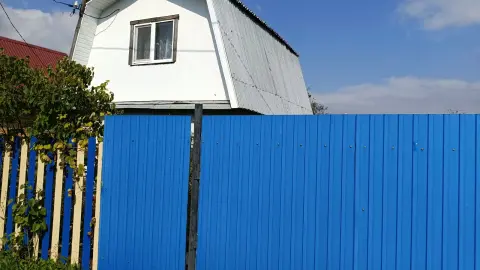 Профлист в прошлом: дачники нашли изящный способ закрыться от глаз соседей без глухого забора