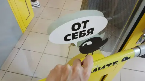 В «Чижике» скупают рулонами «деревянный текстиль»: на вид как дорогущие обои, а клеится за вечер без мастеров
