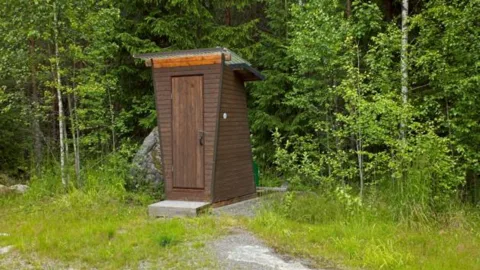 На каком расстоянии от соседей должен находиться уличный туалет
