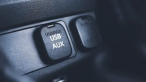 Многие используют USB-порт в машине только для зарядки, а зря: есть еще 5 полезных функций