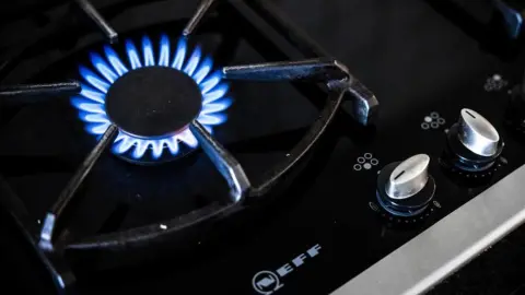 Газовщики заставляют менять газовую плиту: что делать