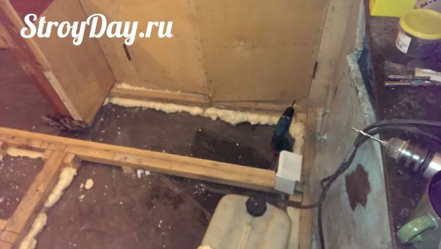 Устанавливаем бруски по всей поверхности гаража