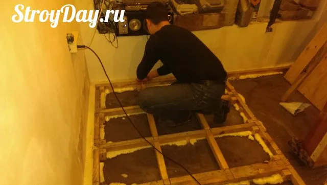 Установка деревянных брусков по всей утепляемой территории