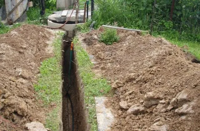 Траншея должна быть в глубину ниже уровня промерзания грунта