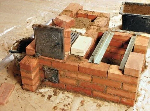 Установка дверец и металлических перемычек
