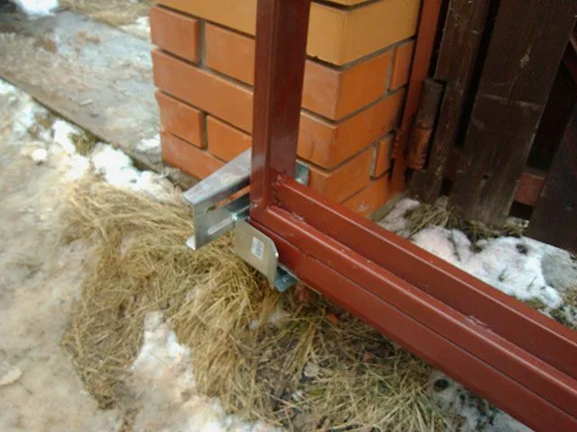 Нижний уловитель, смонтированный на ответном столбе
