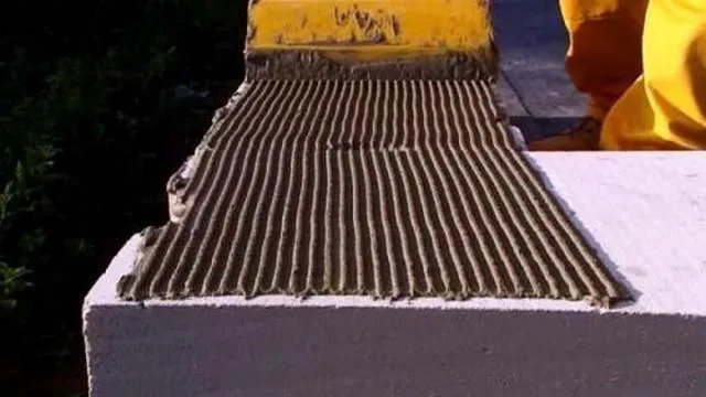 Нанесение клеевого состава с помощью кельмы