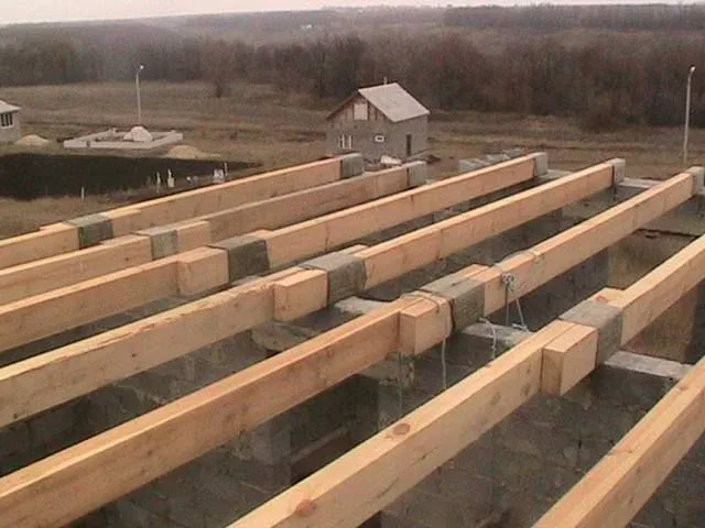 Установка балок чердачного перекрытия