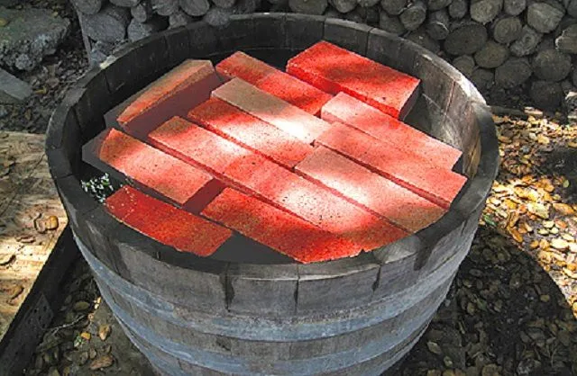 Предварительное замачивание кирпичей сделает кладку особо прочной