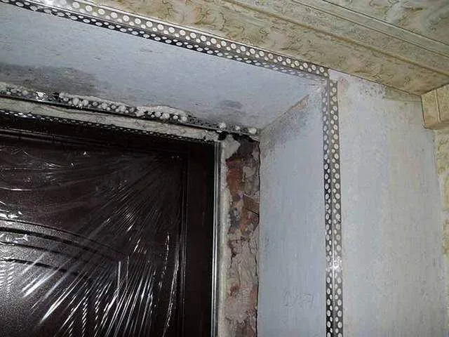 Установлены перфорированные профили по углам откосов