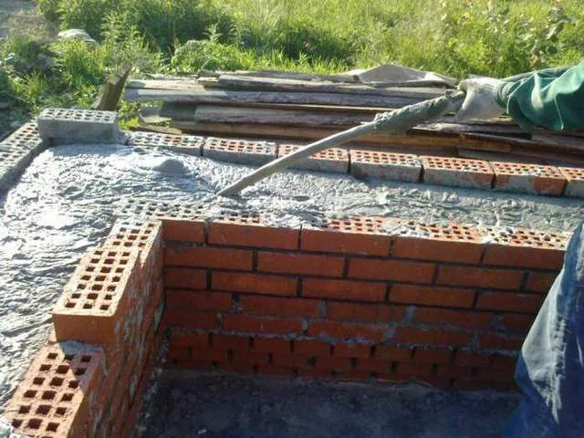Пенобетон, залитый между кирпичной кладкой, становится отличным утеплителем стен