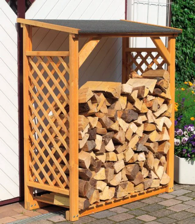 Удобно, если дровяник расположен непосредственно у самой бани