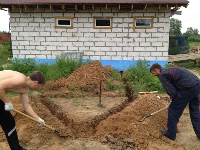 Можно не рыть котлован, а ограничиться выкапыванием траншей