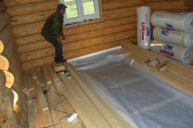 Утеплитель сверху также закрывается слоем пленки