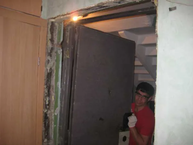 Демонтаж старой двери