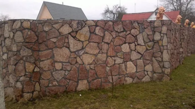 Забор из камня