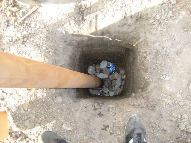 Заполнение лунки щебнем