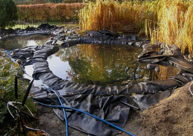 Заполняем пруд водой
