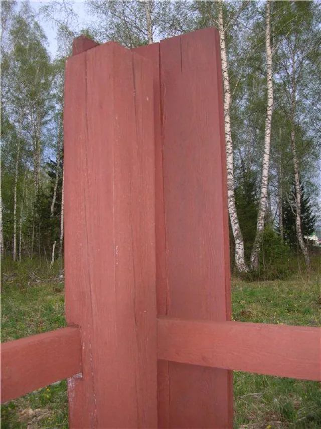Прибита первая доска