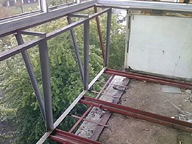 Иногда пол на балконе требует определенного усиления