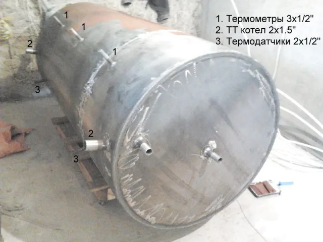 Теплоаккумулятор, патрубки с другой стороны. 1 - термометры Wats. 2 - твердотопливный котел. 3 - термодатчики для контроллера солнечных систем
