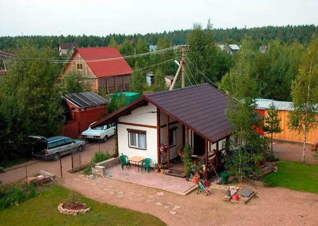 Дачный домик из бытовки