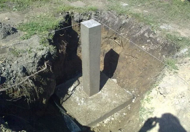 Монолитный железобетонный столбик 