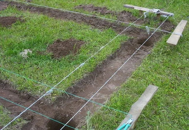 К подготовительным работам можно отнести трассировку и выкапывание скважин (котлованов)