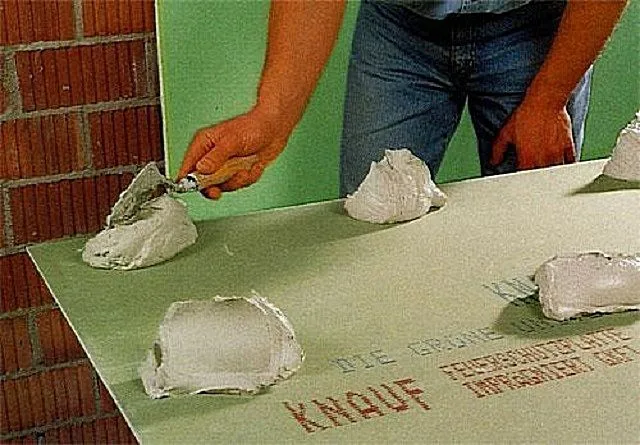 Горки клея , выложенные на лист ГКЛ