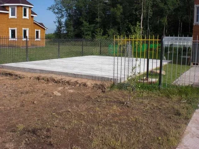 Металлический гараж можно расположить на монолитной плите