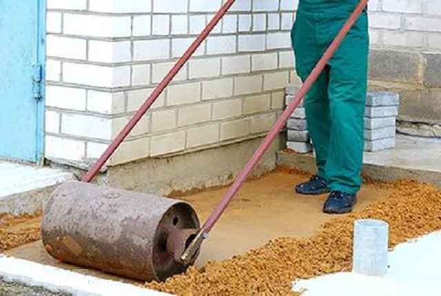 Уплотнение песчаного слоя ручным катком