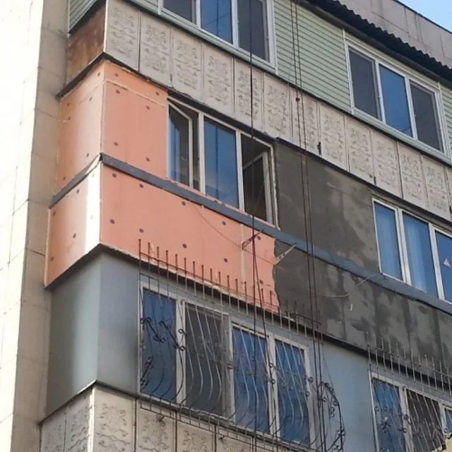 Материал легкий. не утяжеляет стен, поэтому его часто стали использовать для наружного утепления в многоэтажных домах
