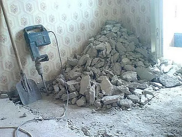 Сложная, но, зачастую, просто необходимая операция - полное снятие старой стяжки