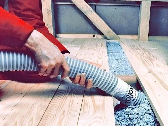 Заполнение эковатой полости между черновым и чистовым полом чердака