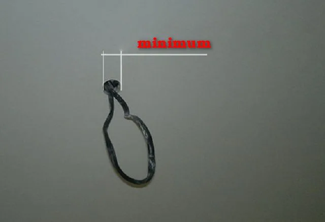 Отверстие для кабеля накладного светильника делают минимально возможным по диаметру