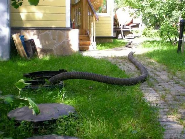 Нельзя забывать и об обеспечении условий для регулярной откачки септика