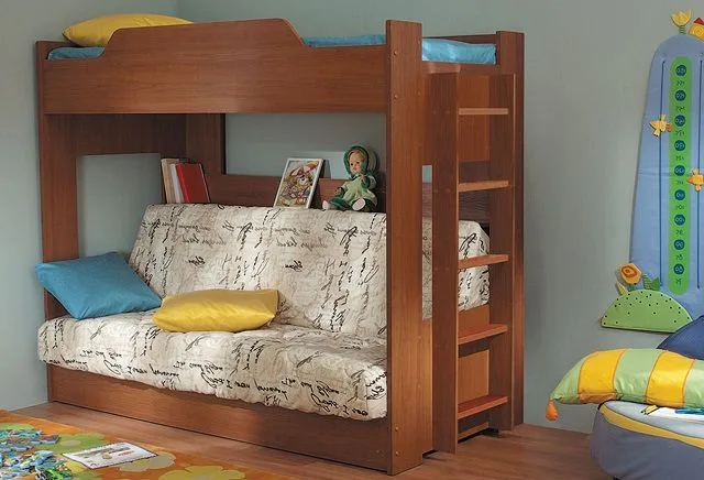 Удачное сочетание двухъярусной кровати и дивана