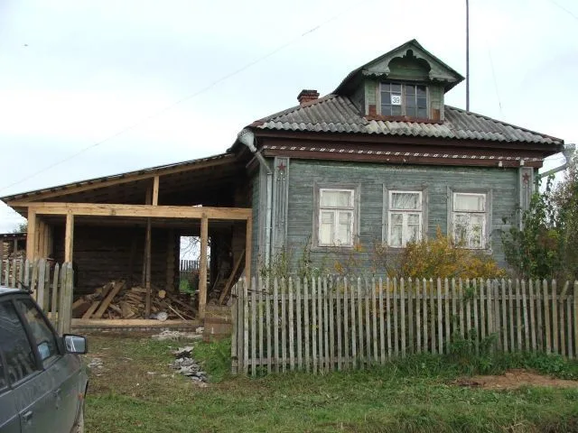 Гараж с односкатной крышей пристраивается к дому