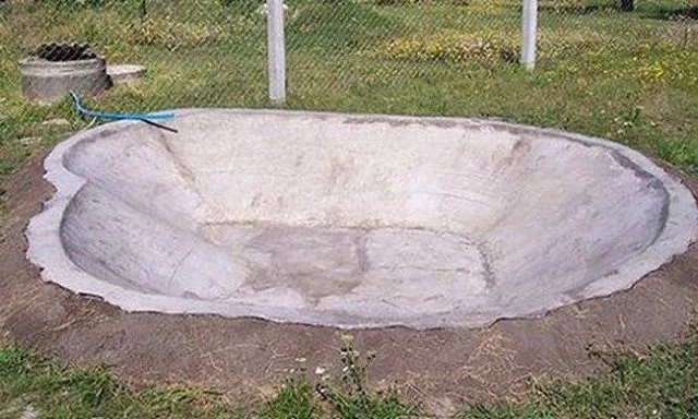 Забетонированная емкость под искусственный водоем