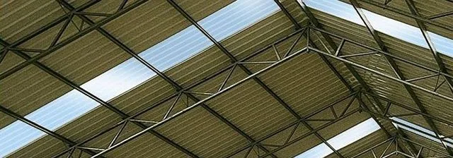 Прозрачные вставки на кровле крупных объектов позволяют достичь немалой экономии на освещении помещений большой площади