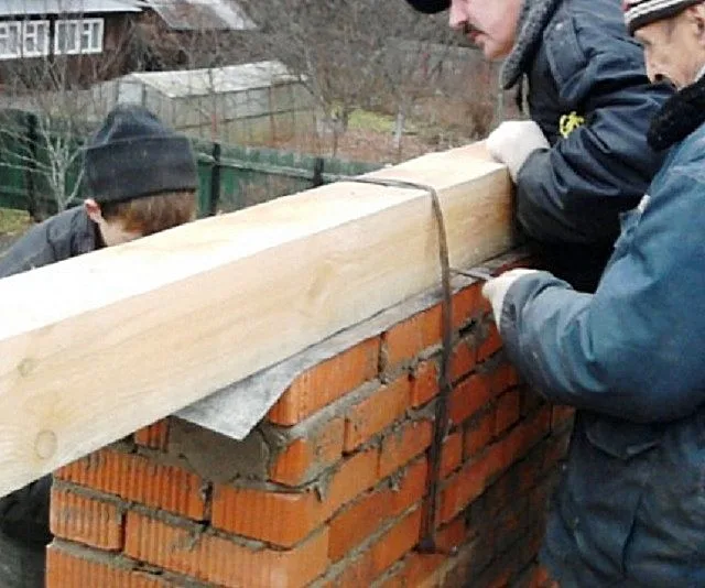  Закрепление бруса мауэрлата на проволочную скрутку