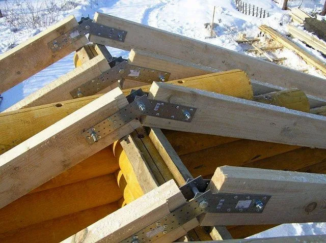 Стропильные ноги соединены в коньке шарнирным креплением